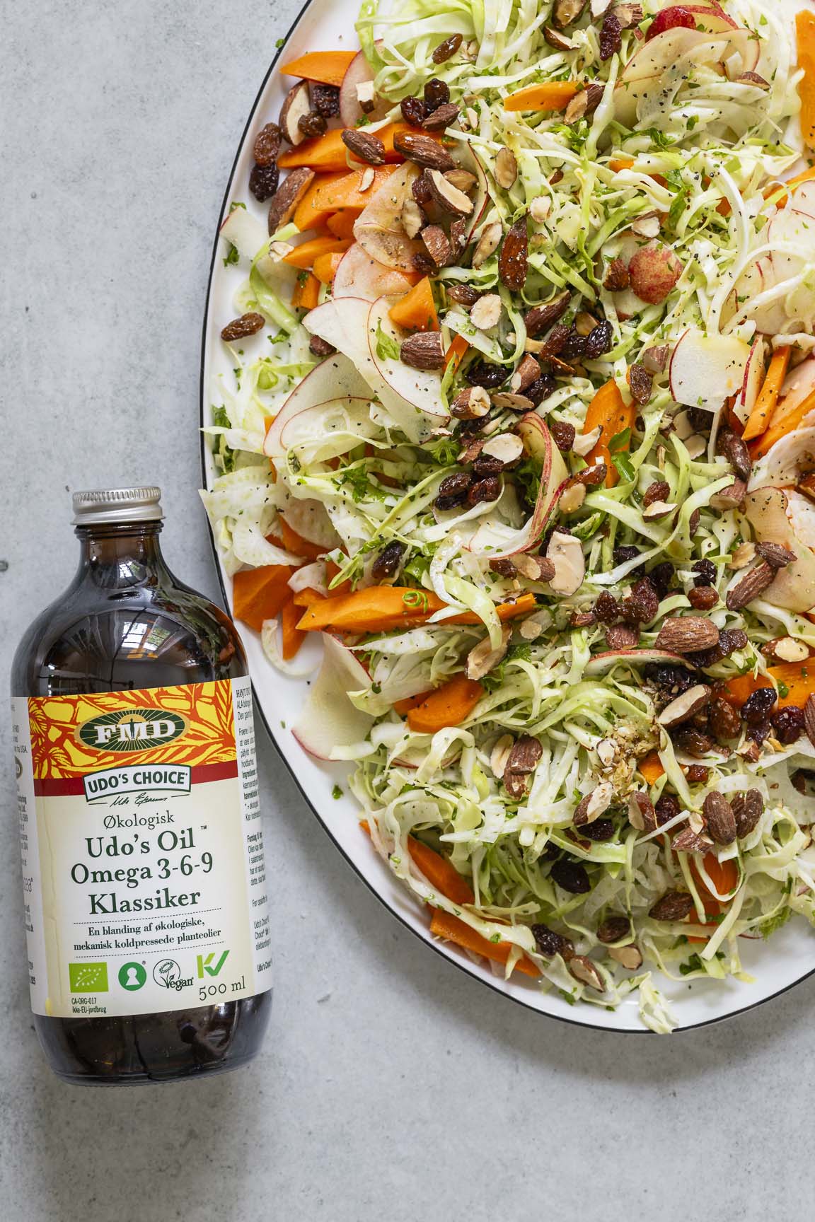 Opskrift, råkost, kål, gulerod, salat, mandler, udo's olie, udo's choice, omega 3-6-9, frokost, middagsmad, aftensmad, tilbehør